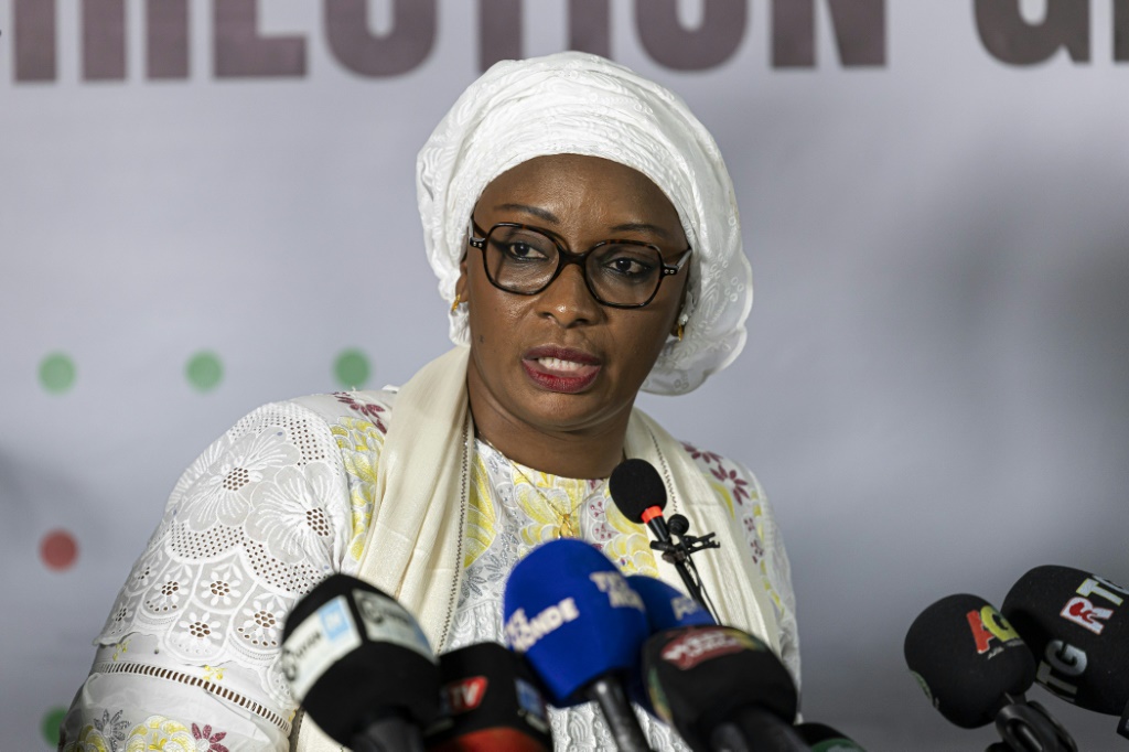 La directrice de la Direction générale des élections (DGE), Djenabou Touré, lors d'une conférence de presse au lendemain du vote sur un référendum constitutionnel, le 22 septembre 2025 à Conakry, en Guinée.