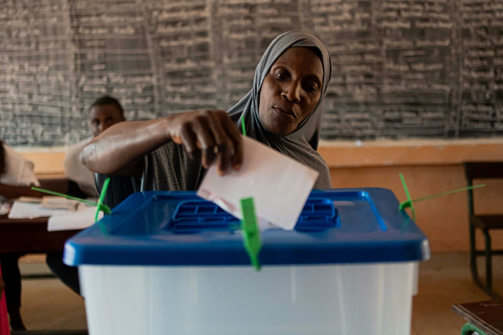 Une électrice vote lors du référendum constitutionnel, le 21 septembre 2025 à Conakry, en Guinée.