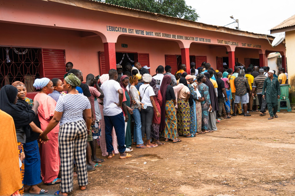 Des électeurs font la queue pour voter lors d'un référendum constitutionnel, le 21 septembre 2025 à Conakry, en Guinée.