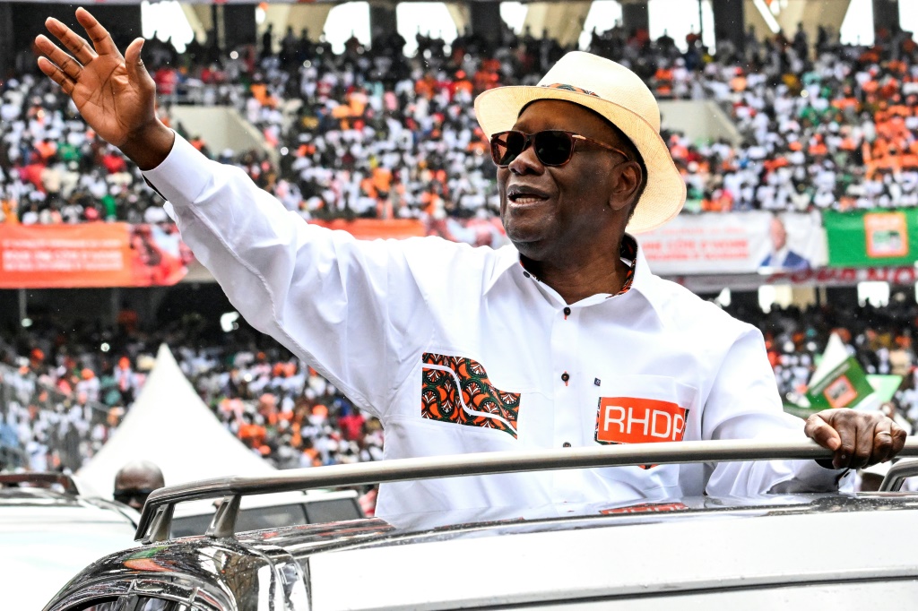 Le Président ivoirien Alassane Ouattara lors d'un meeting au Stade olympique d'Ebimpé, le 22 juin 2025 à Abidjan.