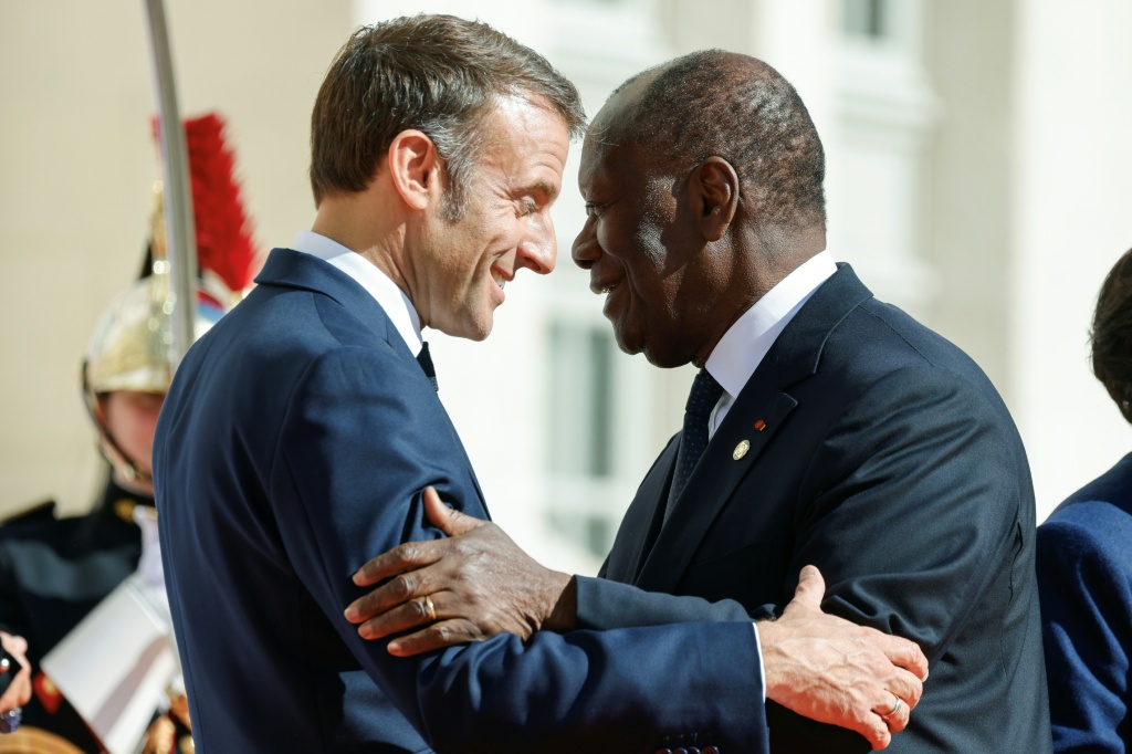 Le président Emmanuel Macron (g) accueille son homologue ivoirien Alassane Ouattara pour le 19e Sommet de la Francophonie à la "Cité internationale de la langue française" au château de Villers-Cotterets, le 4 octobre 2024 dans l'Aisne.