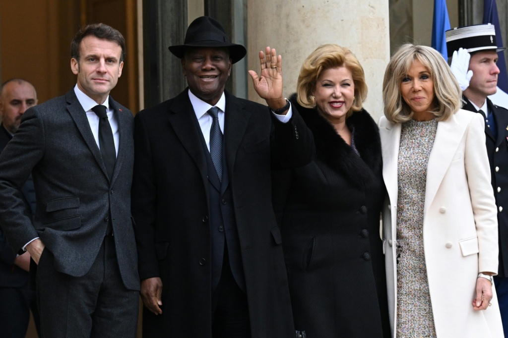 Le Président Emmanuel Macron (g) et son épouse Brigitte Macron (d) accueillent Alassane Ouattara et son épouse Dominique Ouattara à l'Elysée, le 25 janvier 2023 à Paris.