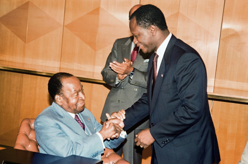 Le Président ivoirien Félix Houphouët-Boigny (g) et son Premier ministre Alassane Ouattara, en juillet 1991 à Abidjan.