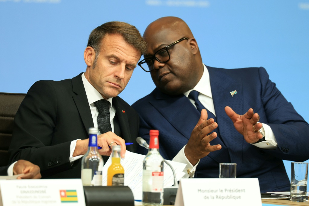 Le Président français Emmanuel Macron et son homologue de la République démocratique du Congo, Felix Tshisekedi lors de la conférence des Grands Lacs à Paris, le 30 octobre 2025.