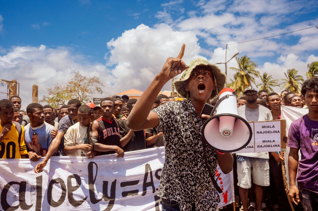 Des manifestants réclamant le départ du Président malgache Andry Rajoelina défilent dans les rues d'Antsiranana (nord), le 2 octobre 2025.