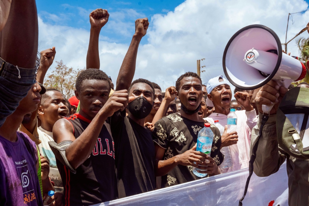 Des manifestants réclamant le départ du Président malgache Andry Rajoelina défilent dans les rues d'Antsiranana (nord), le 2 octobre 2025.