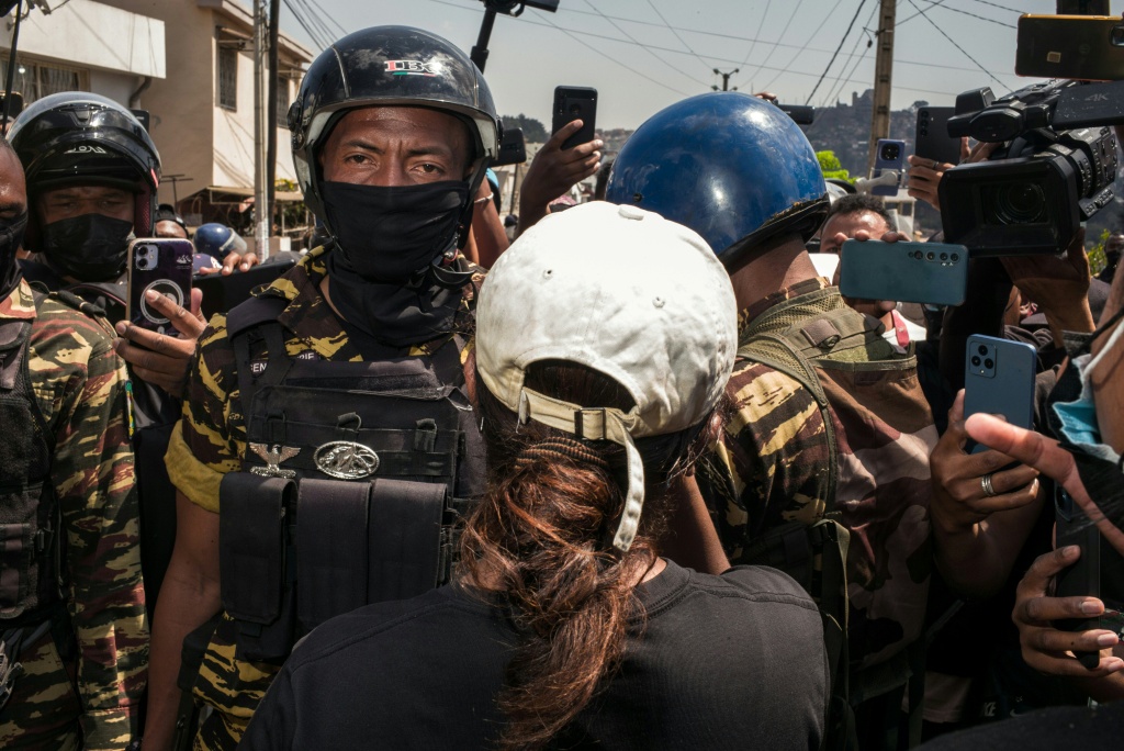 Des centaines de protestataires se sont rassemblés ce 30 septembre 2025 à Antananarivo pour réclamer le départ du Président Andry Rajoelina.