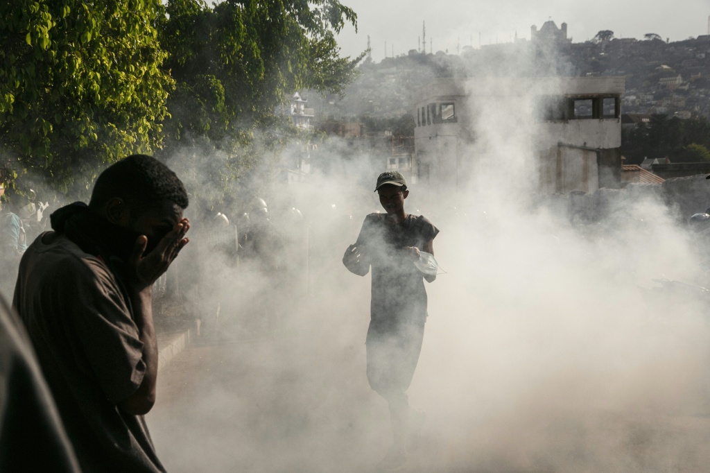 Manifestation le 27 septembre 2025 à Antananarivo, la capitale malgache où des centaines de jeunes ont fait face aux Forces de sécurité et des tirs de gaz lacrymogène.