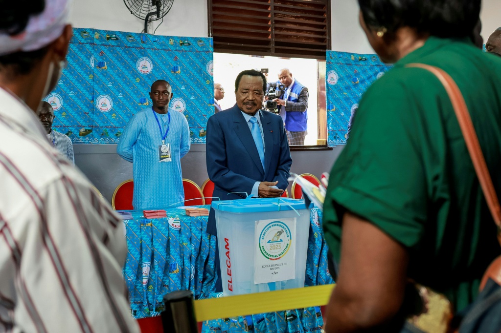 Le Président camerounais Paul Biya lors de son vote le 12 octobre 2025.