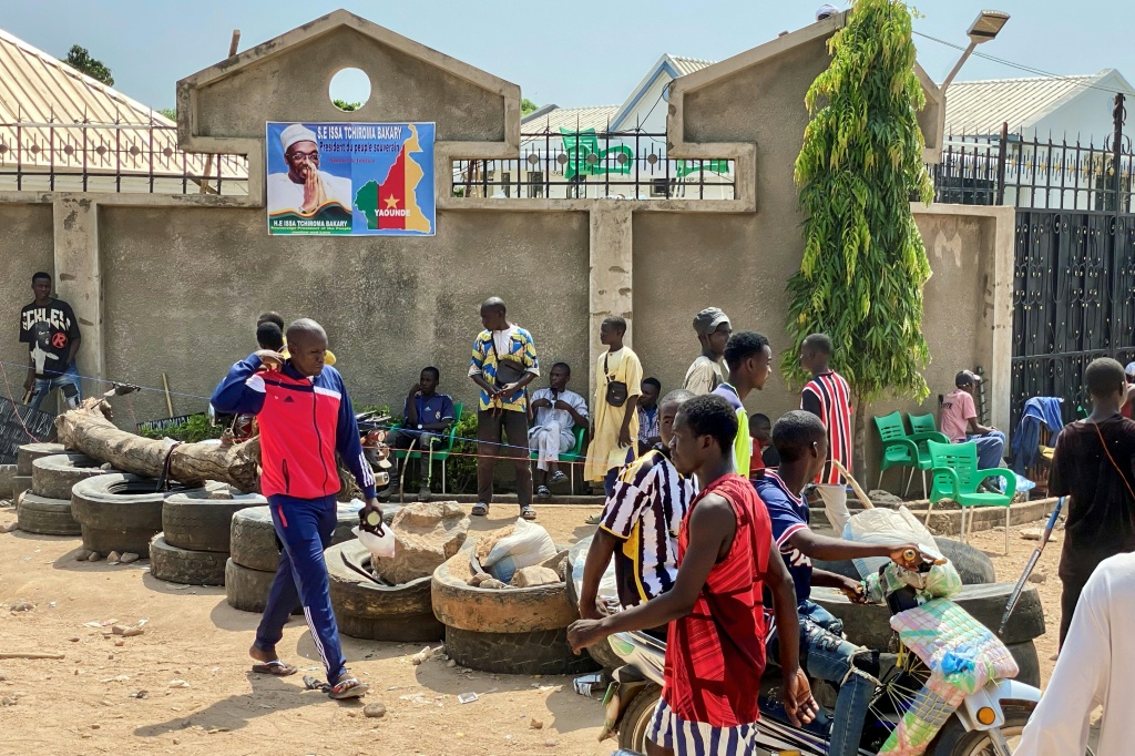 Des partisans de l'opposant Issa Tchiroma Bakary se rassemblent près de sa résidence à Garoua (Cameroun) le 27 octobre 2025.