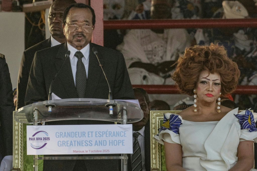 Le Président Paul Biya, accompagné de son épouse Chantal Biya, lors d'un meeting de campagne à Maroua, le 7 octobre 2025 au Cameroun.