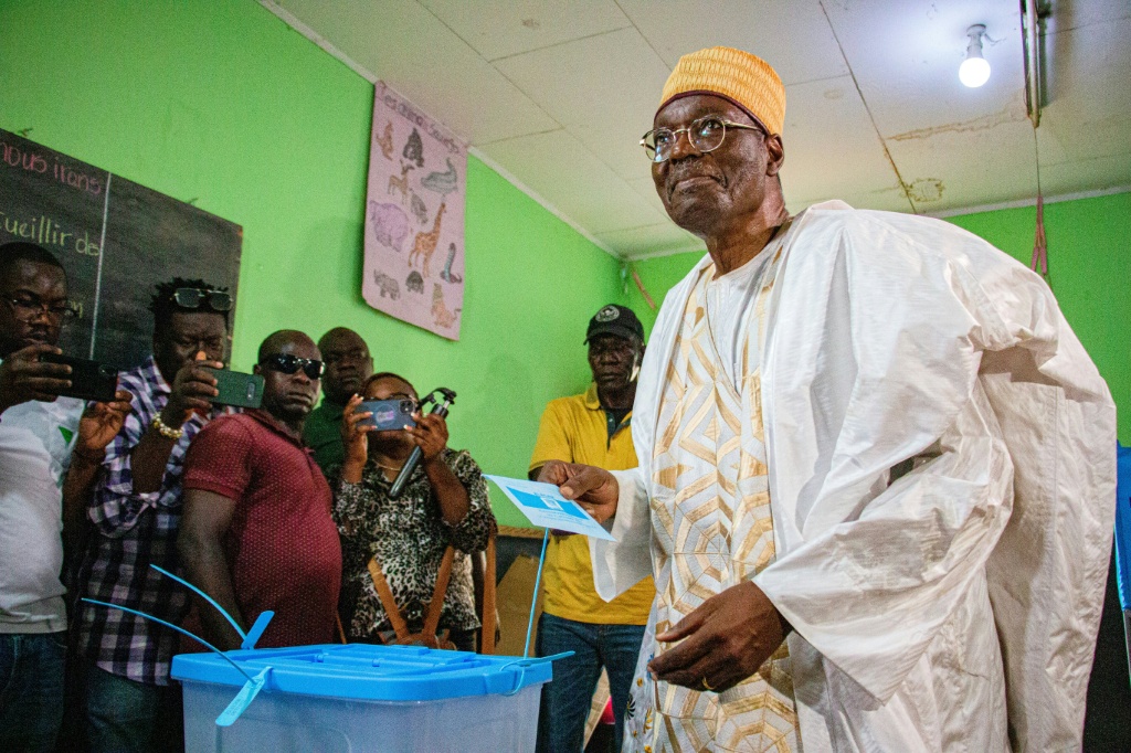 L'opposant camerounais Issa Tchiroma Bakary vote à Garoua, le 12 octobre 2025.