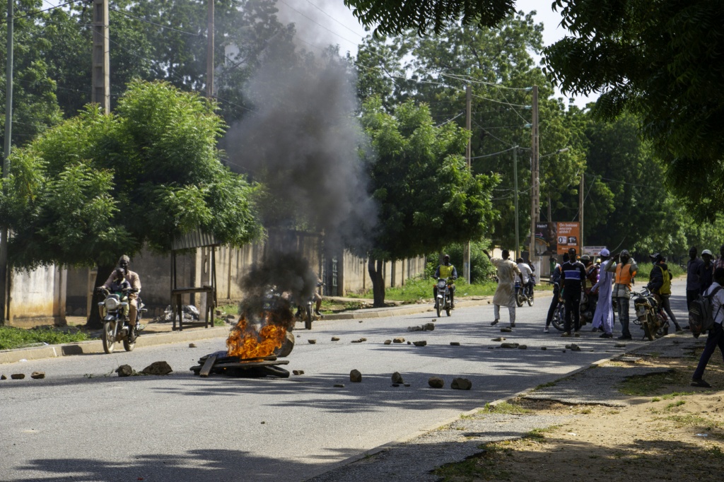 Des barricades en feu lors d'une manifestation de l'opposition à Garoua, le 21 octobre 2025.