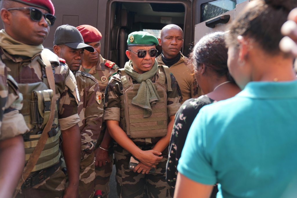 Le colonel Michael Randrianirina (C) à Antananarivo, le 16 octobre 2025.