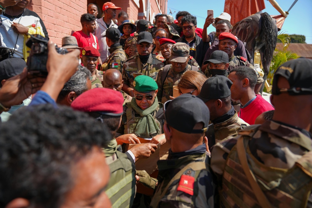 Le Colonel Michael Randrianirina (au centre, avec le béret vert) à Antananarivo, le 16 octobre 2025.