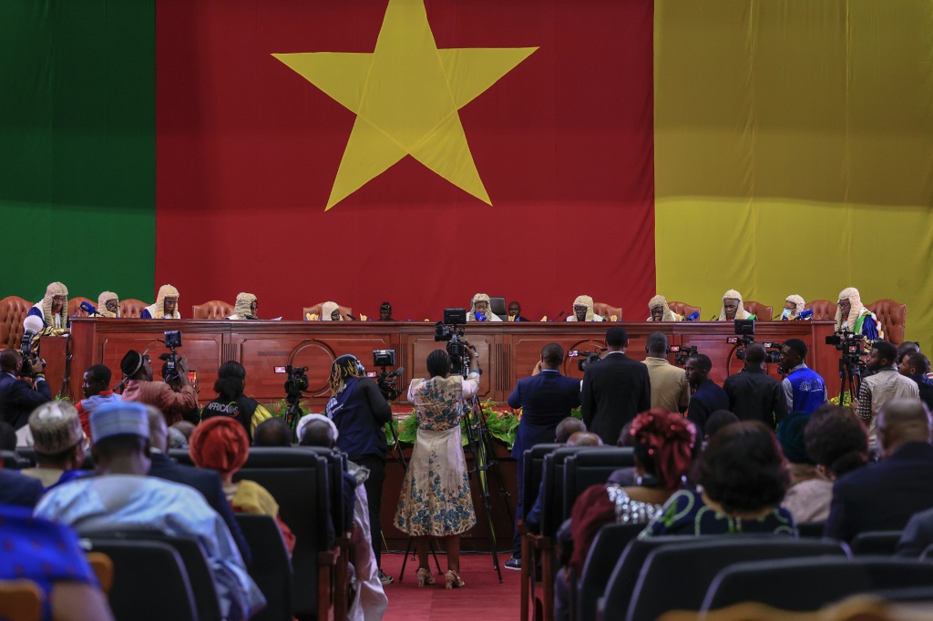 Les membres du Conseil constitutionnel du Cameroun donnent lecture des résultats de l’élection présidentielle au Palais des congrès de Yaoundé, le 27 octobre 2025.