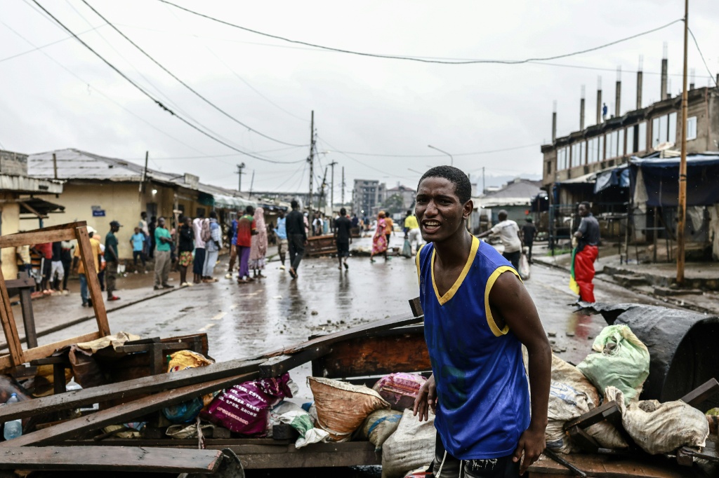 Des partisans du leader de l'opposition et candidat à la présidentielle Issa Tchiroma Bakary rassemblent des matériaux dans les rues pour construire des barricades après l'annonce des résultats de l'élection présidentielle à Yaoundé, le 27 octobre 2025 au Cameroun.