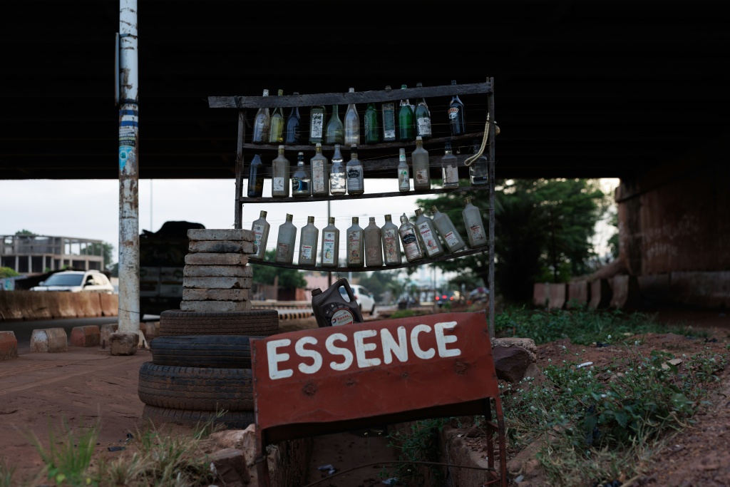 Des bouteilles vides sur un stand de vente d'essence au bord d'une route à Bamako, le 7 octobre 2025 au Mali.