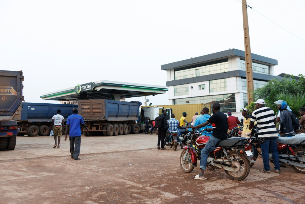 Des véhicules font la queue pour prendre de l'essence dans une station-service à Bamako, le 7 octobre 2025 au Mali.