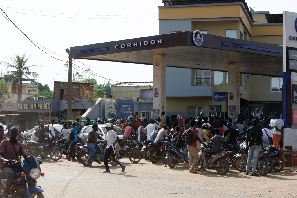 File d'attente pour prendre de l'essence dans une station-service à Bamako, le 7 octobre 2025 au Mali.