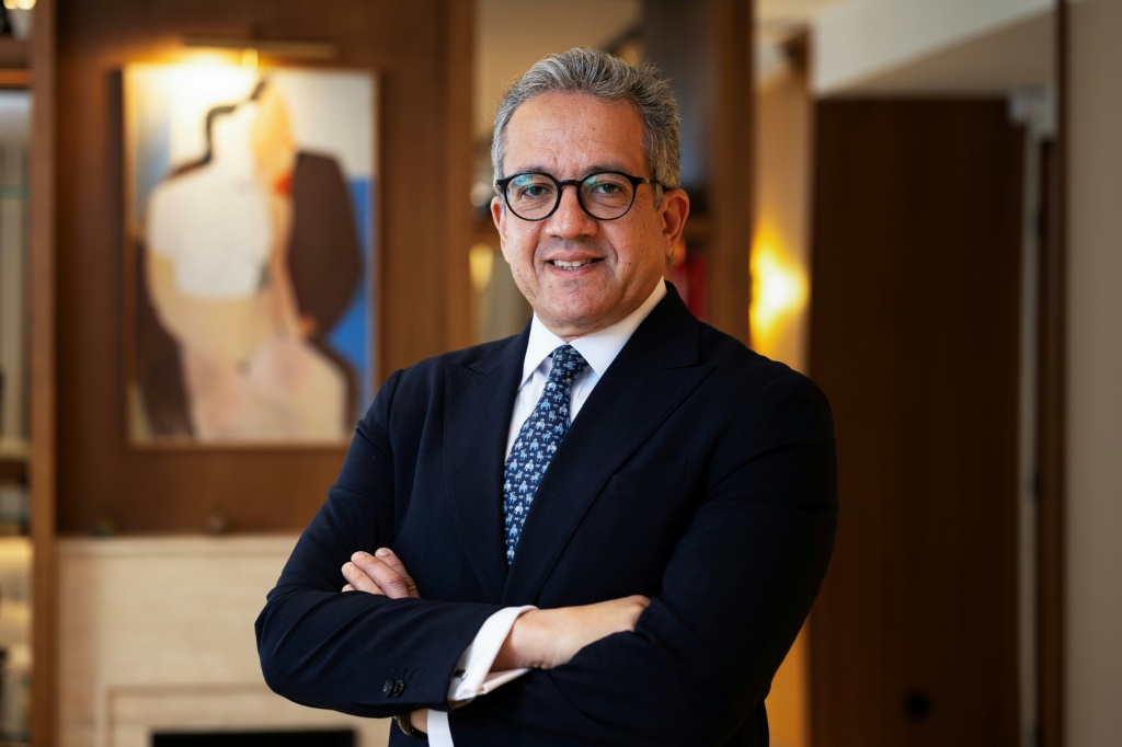 L'égyptologue Khaled El-Enany, ancien ministre du Tourisme de l'Egypte, à Paris le 10 avril 2025.