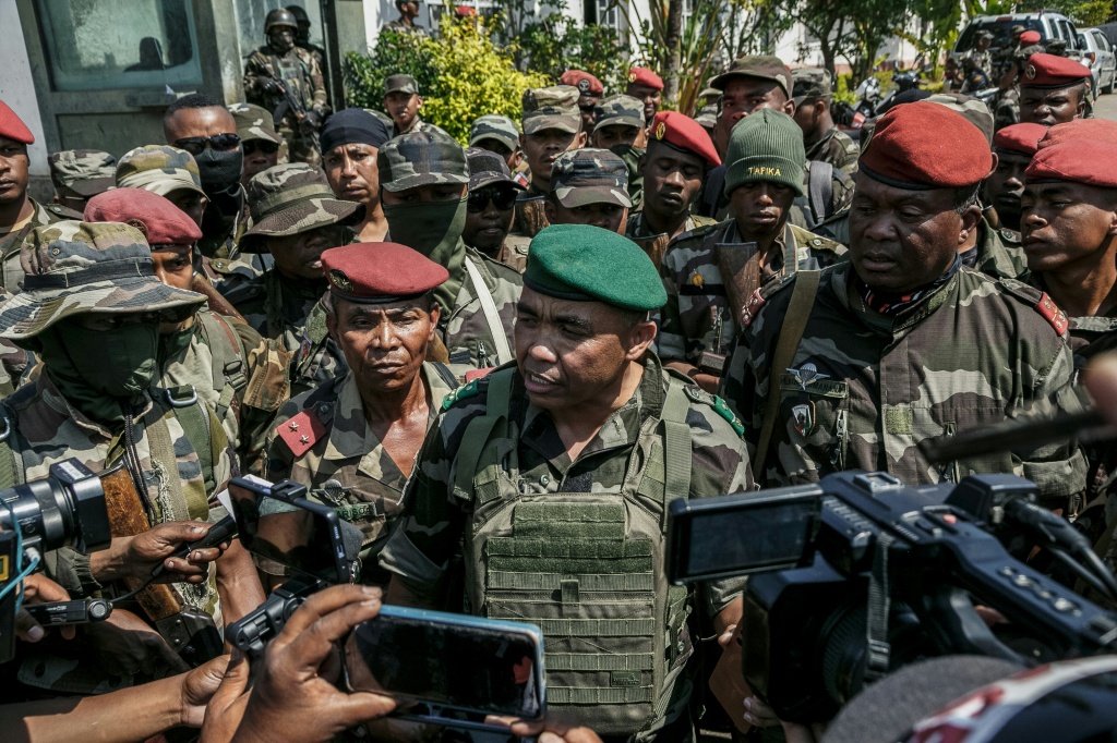Des membres d'une unité de l'Armée malgache parlent à la presse près de leur camp situé près d'Antananarivo, le 11 octobre 2025.
