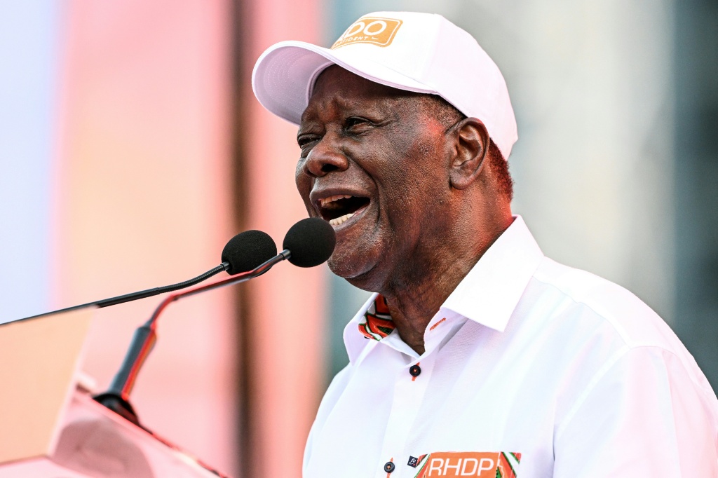 Le Président ivoirien et candidat à sa réélection Alassane Ouattara lors du dernier meeting de sa campagne à Abidjan le 23 octobre 2025.