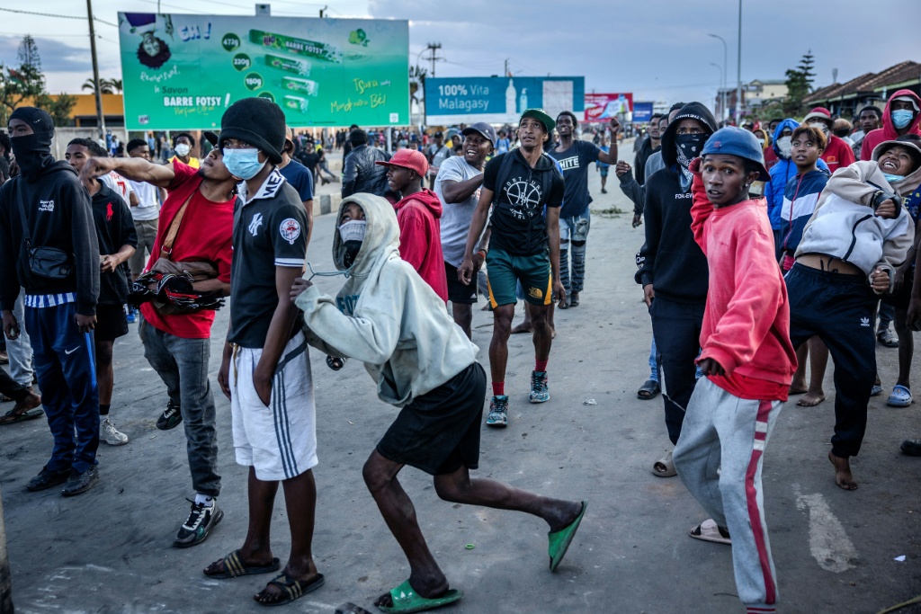 Des manifestants lancent des pierres sur les Forces de sécurité à Antananarivo, le 7 octobre 2025 à Madagascar.