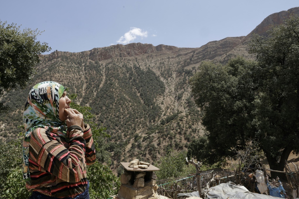 Une habitante du hameau d'Imzerri utilise la pratique ancienne du langage sifflé, permettant de communiquer à travers de vastes distances, le 19 août 2025 dans les montagnes de l'Atlas, au Maroc.