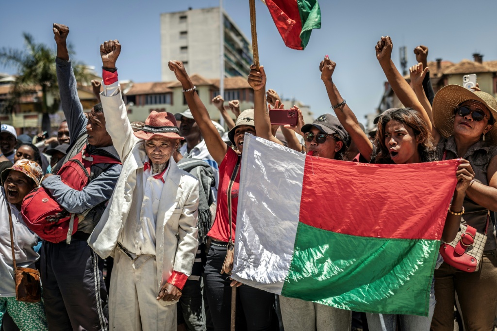 Des manifestants lors d'un rassemblement demandant la démission du Président malgache, le 14 octobre 2025 à Antananarivo.