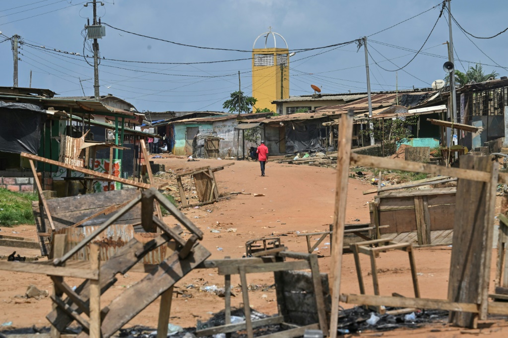 Des barricades érigées par des habitants de Lopou, en Côte d'Ivoire, le 25 octobre 2025.