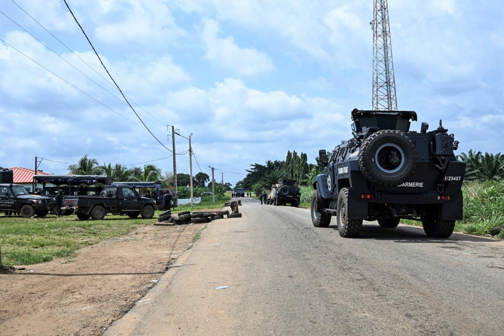 Des forces de la Gendarmerie ivoirienne bloquent la route à l'entrée de Lopou, en Côte d'Ivoire, le 25 octobre 2025.