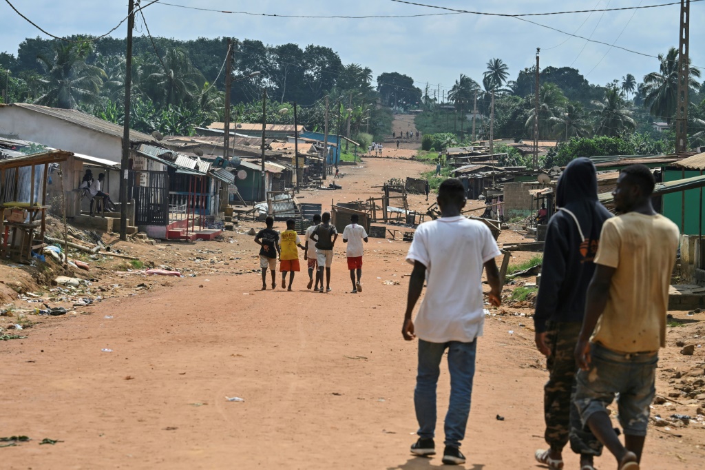 Vue générale de barricades érigées par des habitants à Lopou, en Côte d'Ivoire, le 25 octobre 2025.