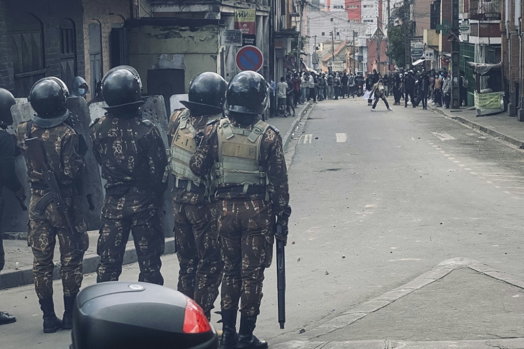 Les Forces de l'ordre alignées à l'approche d'une manifestation à Antananarivo le 3 octobre 2025.