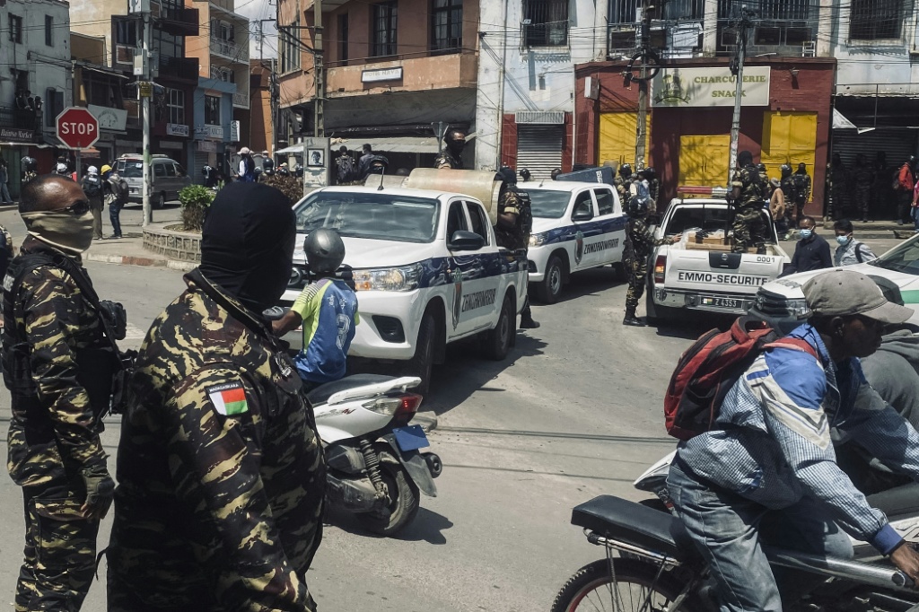Les Forces de l'ordre se déploient dans un quartier d'Antananarivo en prévision d'un nouvel appel à manifester dans la capitale malgache, le 3 octobre 2025.