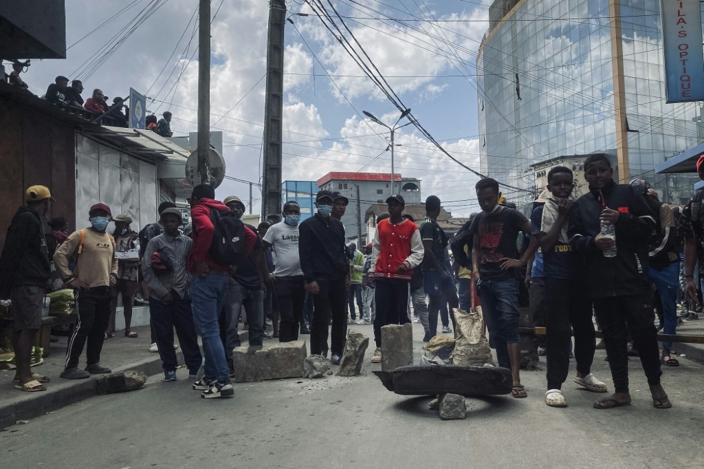 Des manifestants se tiennent près d'une barricade de fortune le 3 octobre 2025 à Antananarivo.