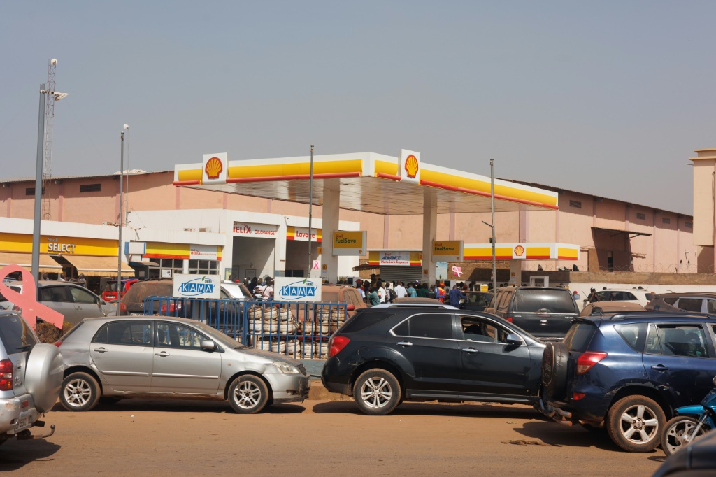 Des véhicules attendent en file pour faire le plein d'essence dans une station-service à Bamako, le 28 octobre 2025.