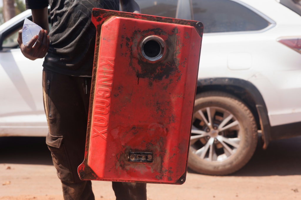 Un homme montre son bidon d'essence vide à Bamako, le 28 octobre 2025.