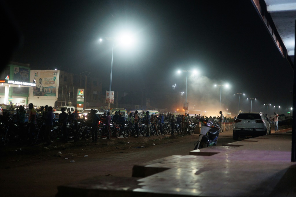 Des véhicules attendent en file pour se ravitailler dans une station-service à Bamako, le 27 octobre 2025.