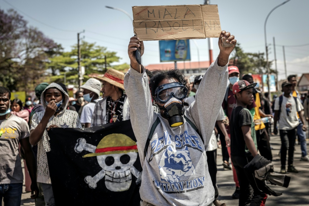 Manifestant avec un sweat illustré avec une image du manga japonais 'One Piece', symbole du mouvement Gen Z, instigateur de la mobilisation depuis deux semaines, Antananarivo, le 9 octobre 2025.