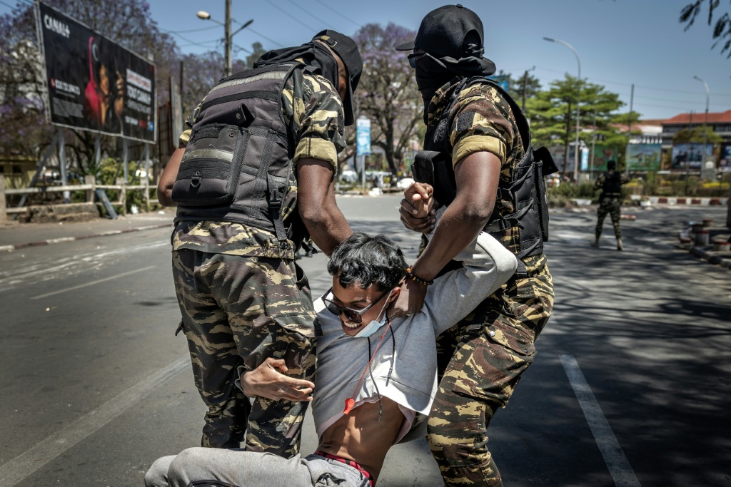 Un manifestant arrêté par des gendarmes, Antananarivo, le 9 octobre 2025.