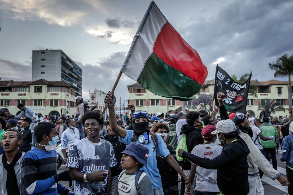 Des manifestants en liesse devant l'hôtel de ville d'Antananarivo après un discours de militaires malgaches ayant appelé à la désobéissance, le 11 octobre 2025.
