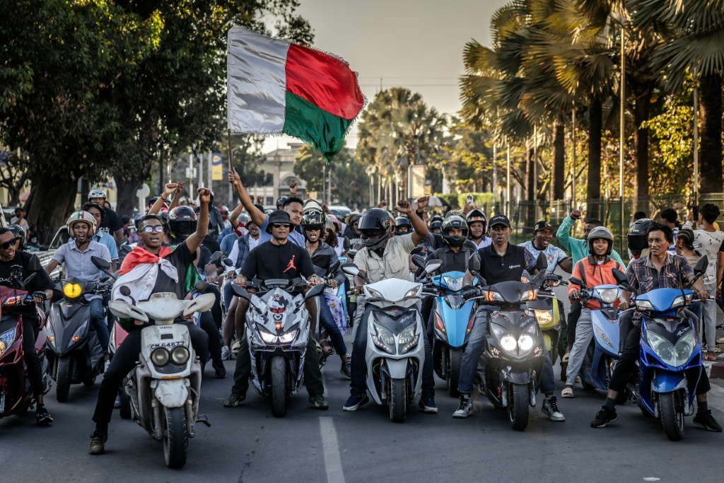 Des motocyclistes parcourent le centre-ville d'Antananarivo en scandant des slogans antigouvernementaux, le 12 octobre 2025.