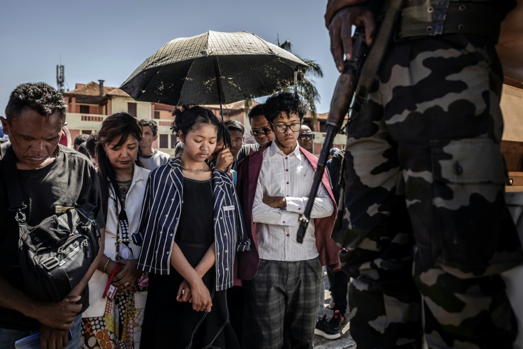 Des Malgaches observent une minute de silence en hommage aux manifestants tués dans les rassemblements anti-gouvernementaux récents à Antananarivo, le 12 octobre 2025.