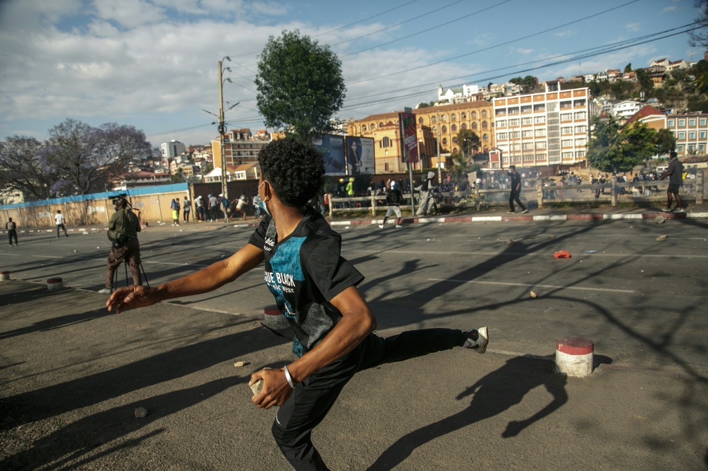 Un manifestant lance une pierre vers des membres des Forces de sécurité le 4 octobre 2025 à Antananarivo.