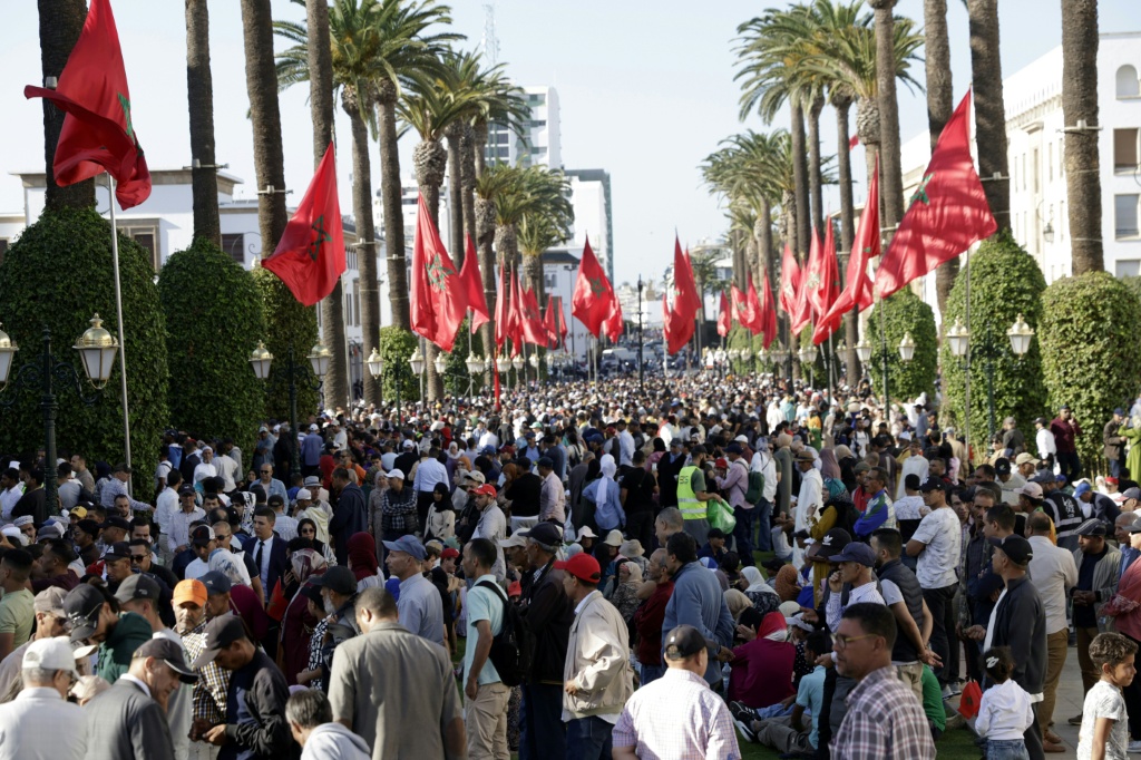 Une foule rassemblée devant le siège du Parlement marocain, alors que le Roi Mohammed VI se prépare à présider l'ouverture de la 1ère session de la 5è année législative, le 10 octobre 2025 à Rabat.