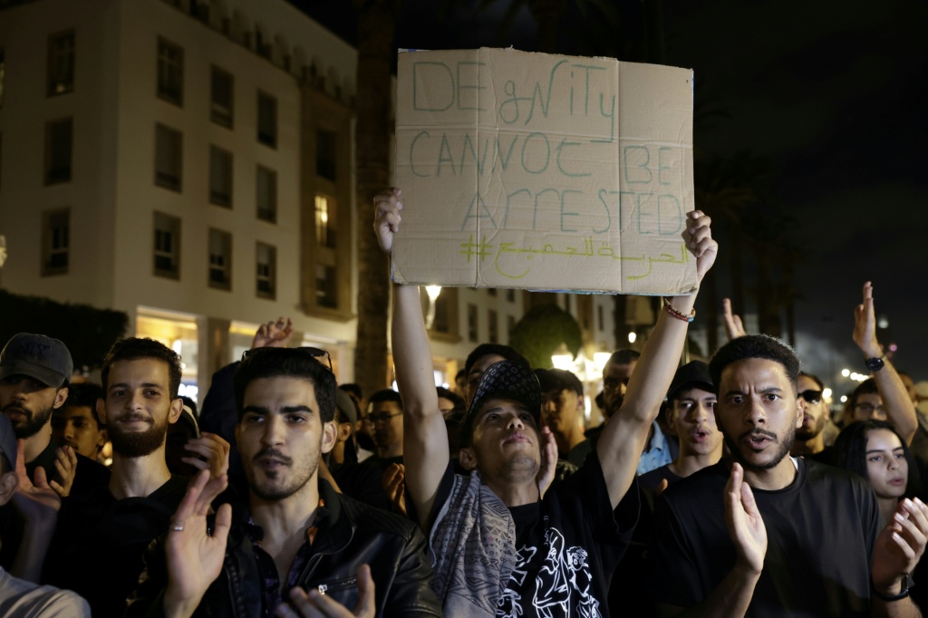 Des jeunes marocains du collectif "GenZ 212" mobilisés lors d'un septième jour consécutif pour exiger des réformes de la santé publique et de l'éducation, à Rabat, le 3 octobre 2025.