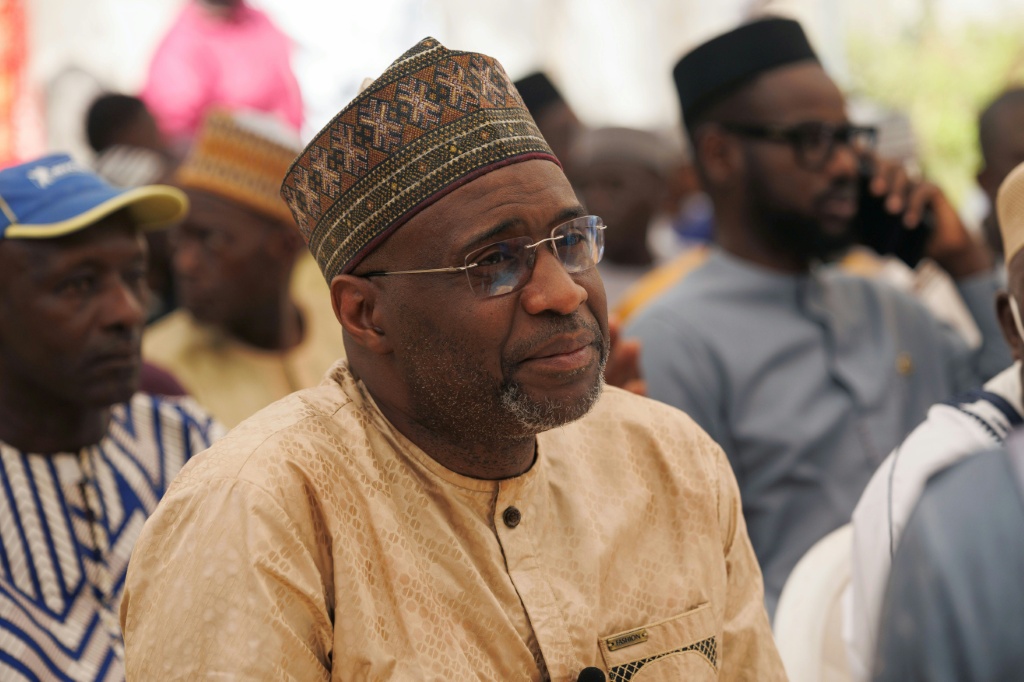 L'ancien Premier ministre malien Moussa Mara (c) à Bamako, le 21 février 2025.