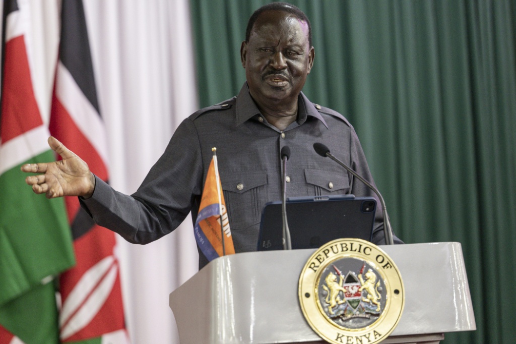 Le leader de l'Opposition kényane Raila Odinga fait une déclaration après la signature officielle d'un accord de coopération politique avec le Président William S. Ruto dans le but de renforcer sa Présidence après des mois de troubles, le 7 mars 2025 à Nairobi.