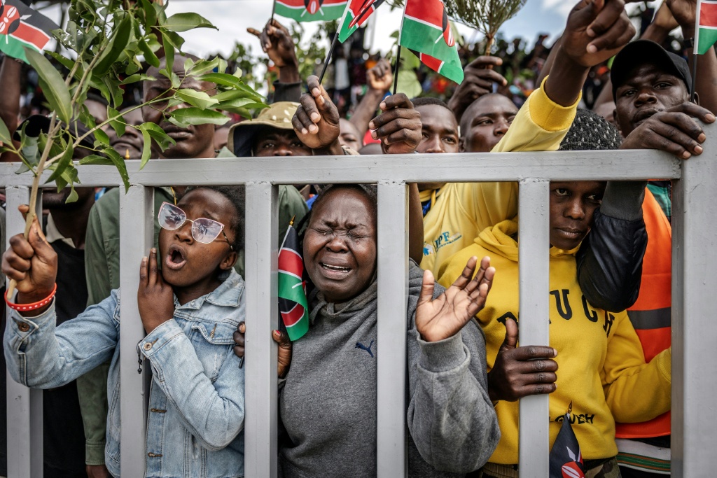 Des partisans de l'opposant kényan Raila Odinga sont massés dans le Stade où son corps est exposé, à Kisumu, dans l'ouest du Kenya d'où il est originaire, le 18 octobre 2025.
